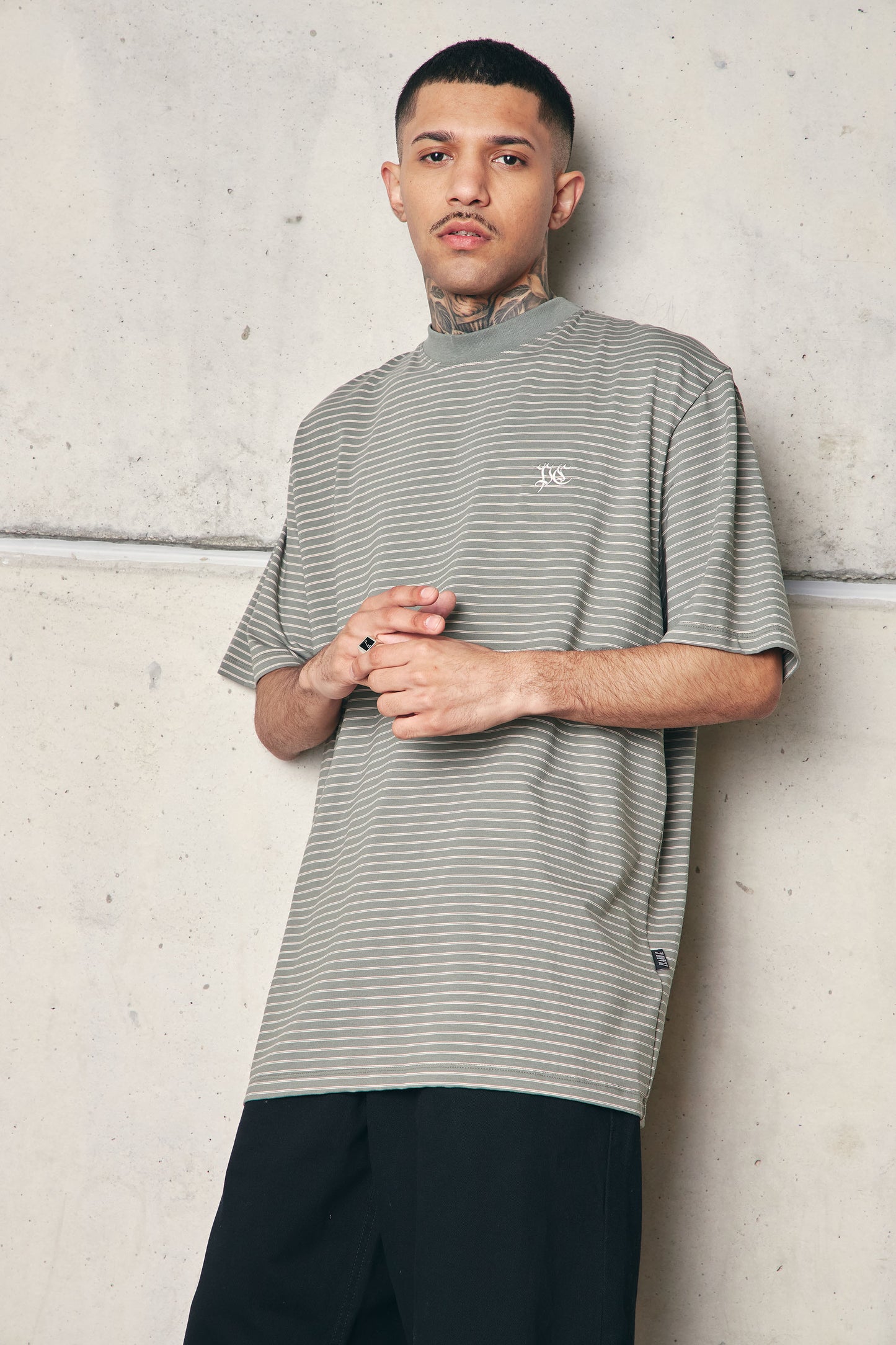 CAMISETA LISTRADA "PC" OLIVE GREEN