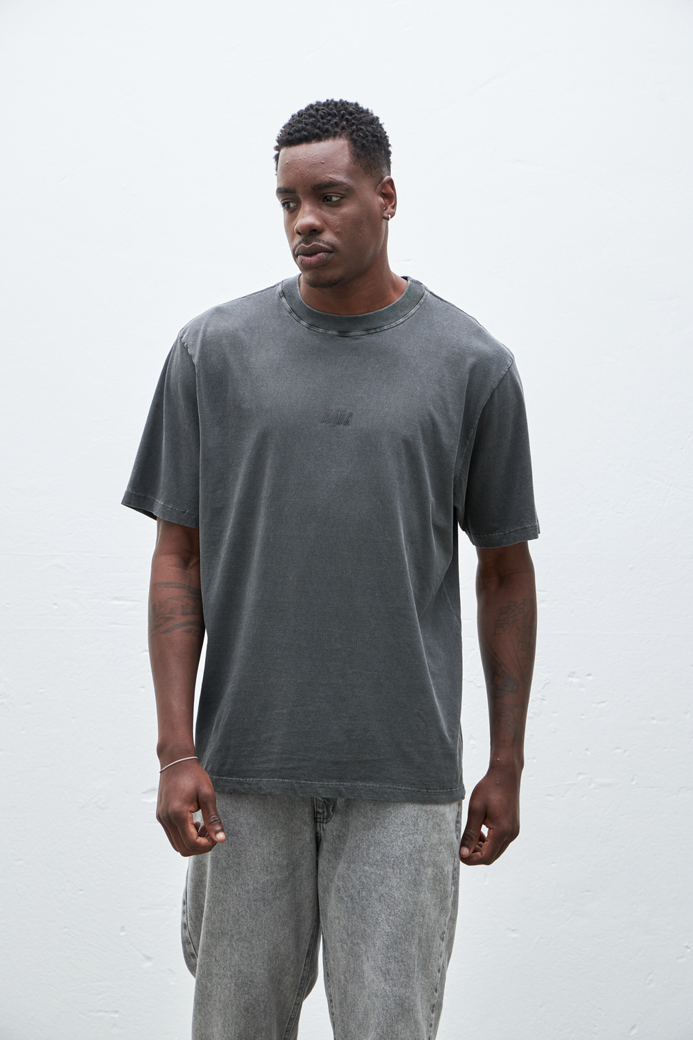 CAMISETA WASH LOGO GRAFITE