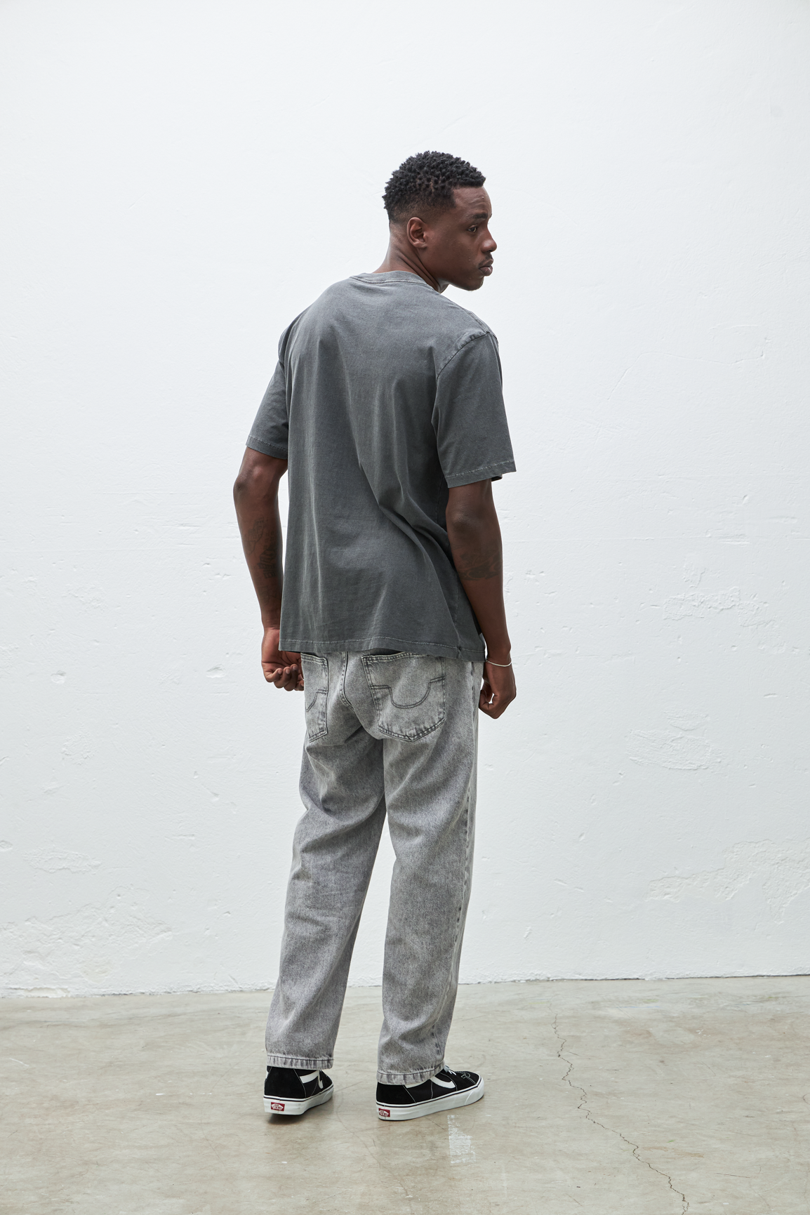 CAMISETA WASH LOGO GRAFITE