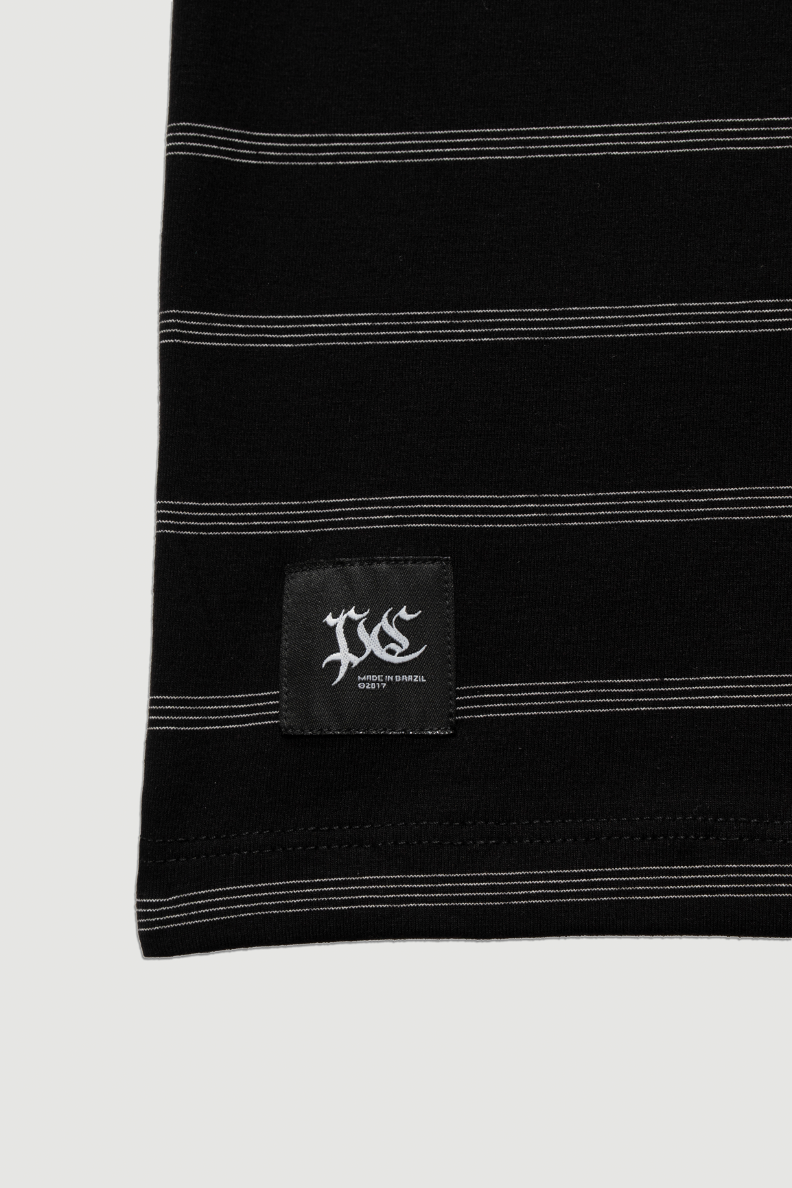 CAMISETA LISTRADA LABEL PRETO-OFF WHITE