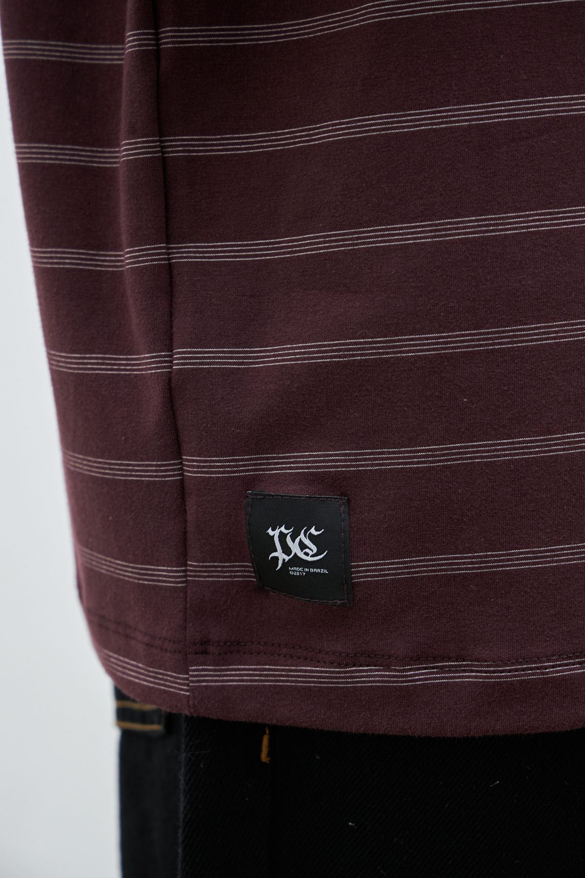 CAMISETA LISTRADA LABEL BORDO-OFF WHITE