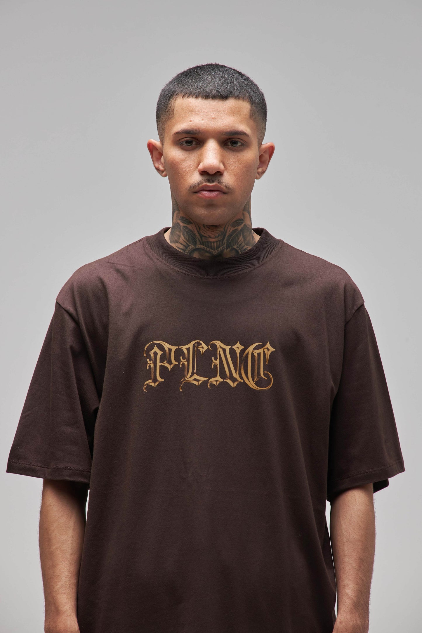 CAMISETA "GHOTIC" BROWN