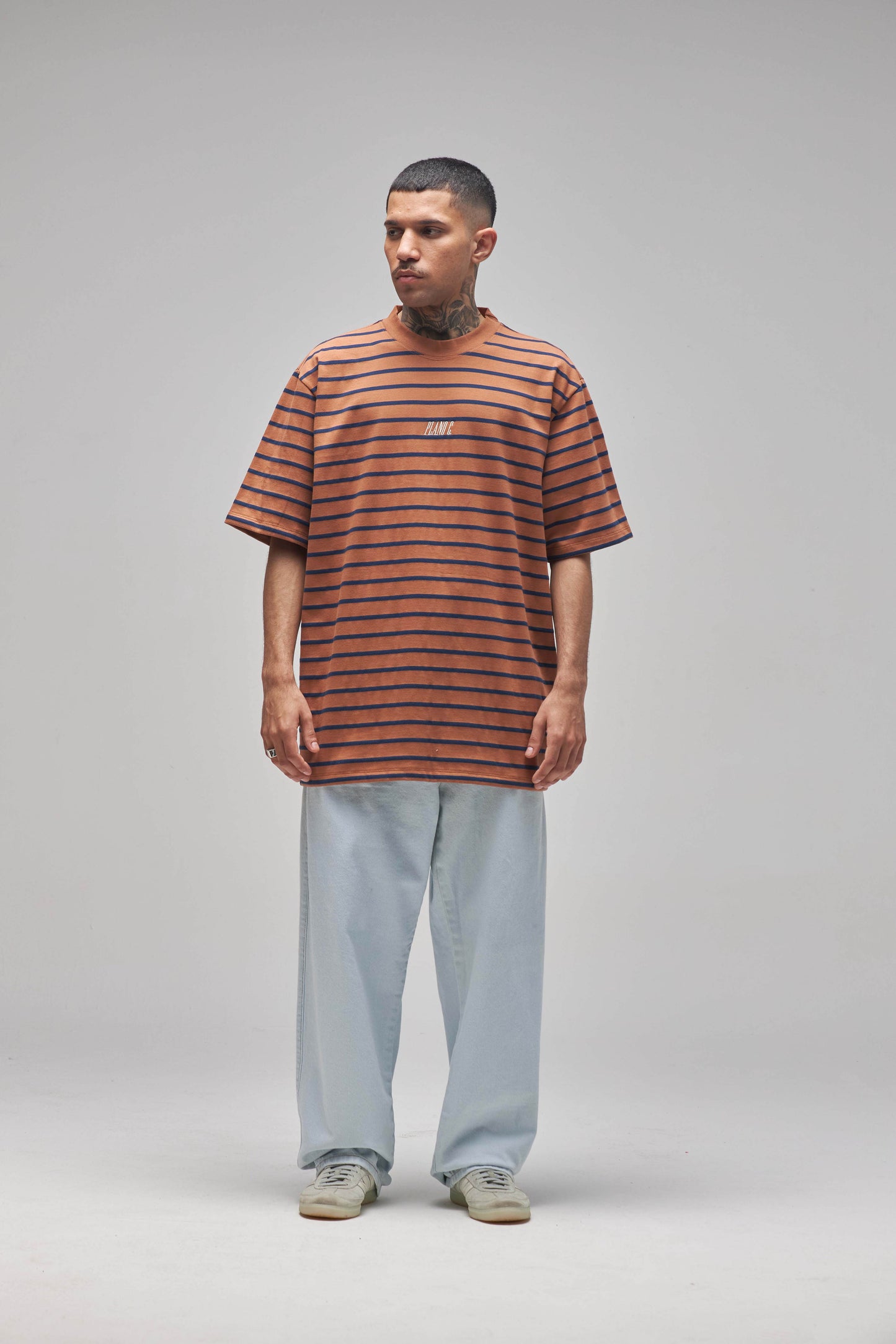 CAMISETA LISTRADA  "LOGO" RUST-NAVY