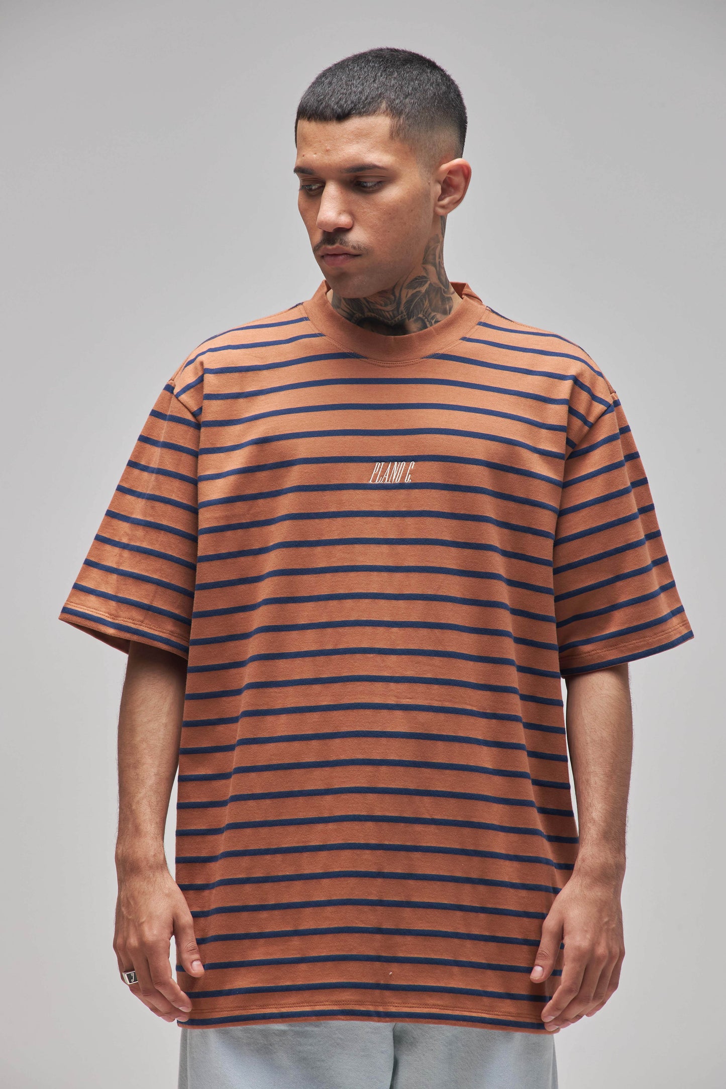 CAMISETA LISTRADA  "LOGO" RUST-NAVY