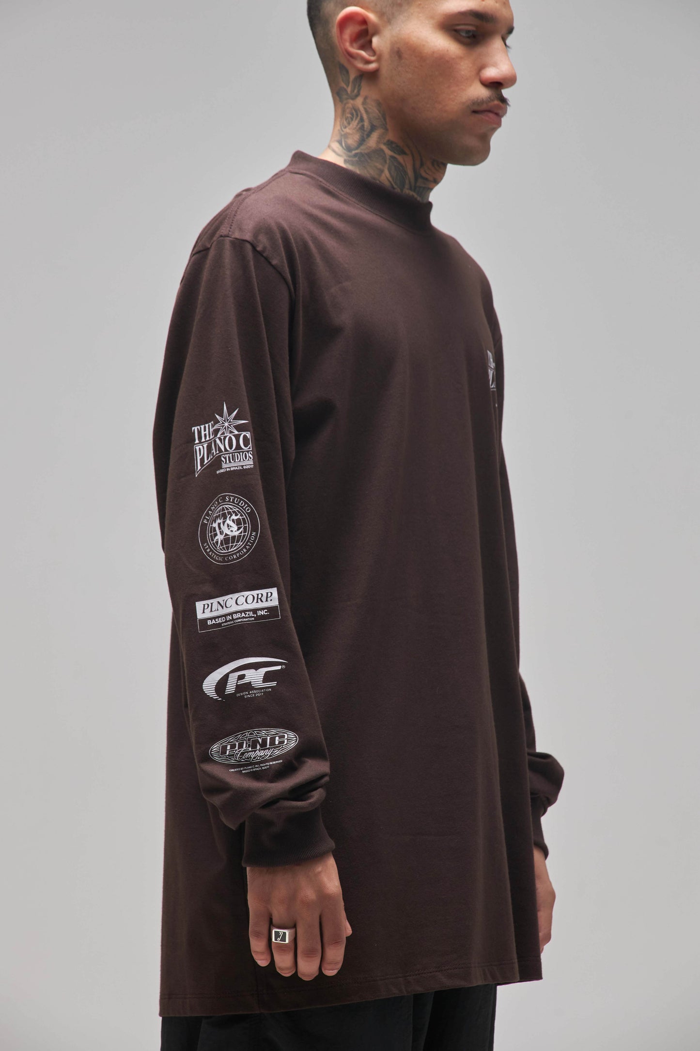 CAMISETA MANGA LONGA "STUDIOS C" BROWN