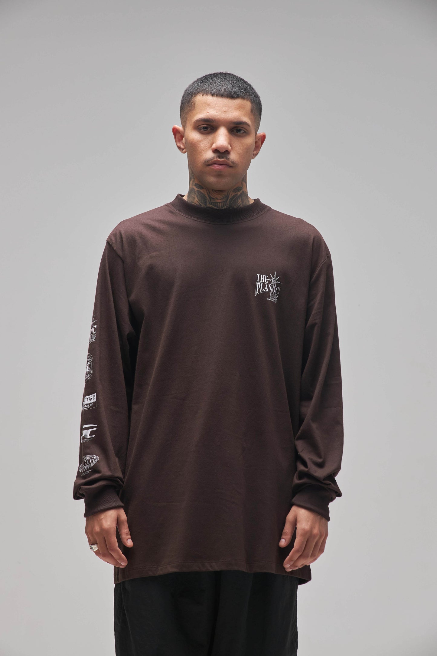 CAMISETA MANGA LONGA "STUDIOS C" BROWN