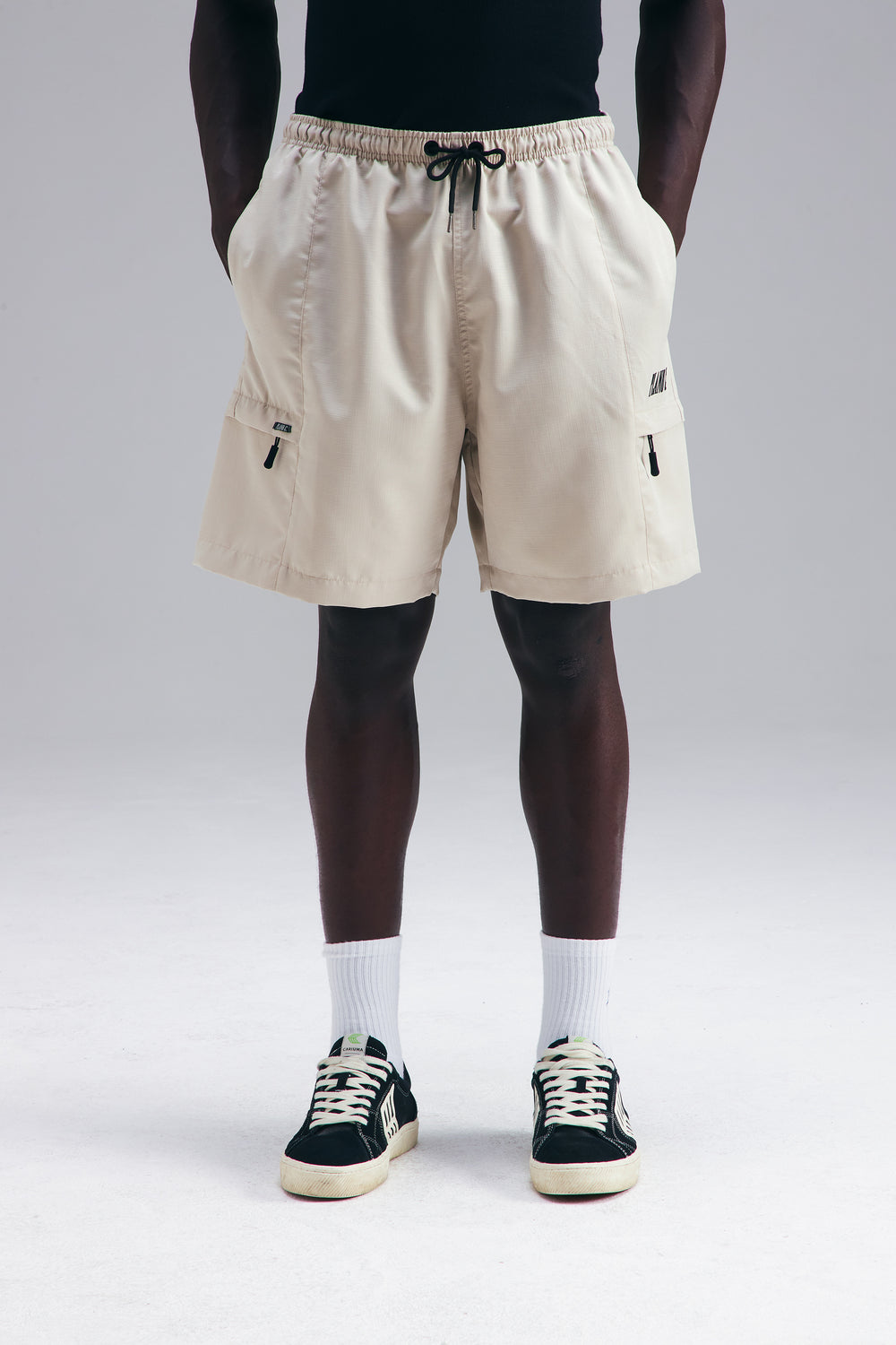 SHORTS CARGO LOGO AREIA WHITE SAND